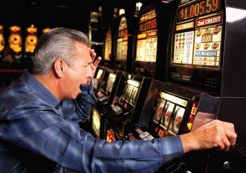 
                                Онлайн или офлайн: какие казино опаснее для лудоманов?
                            