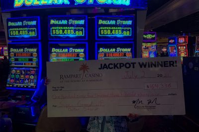 Посетительница казино Rampart в Лас-Вегасе выиграла джекпот с долларовой ставки