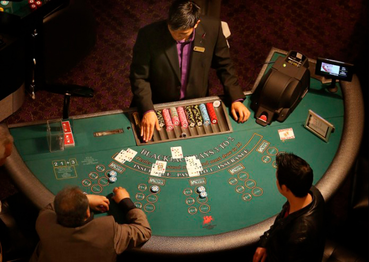 Крупье — кто это в казино, особенности работы, обязанности, требования и необходимые навыки