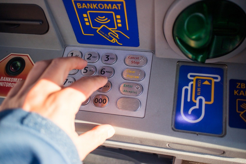 Взломщики-любители азартных игр идут под суд за ограбление банкоматов 